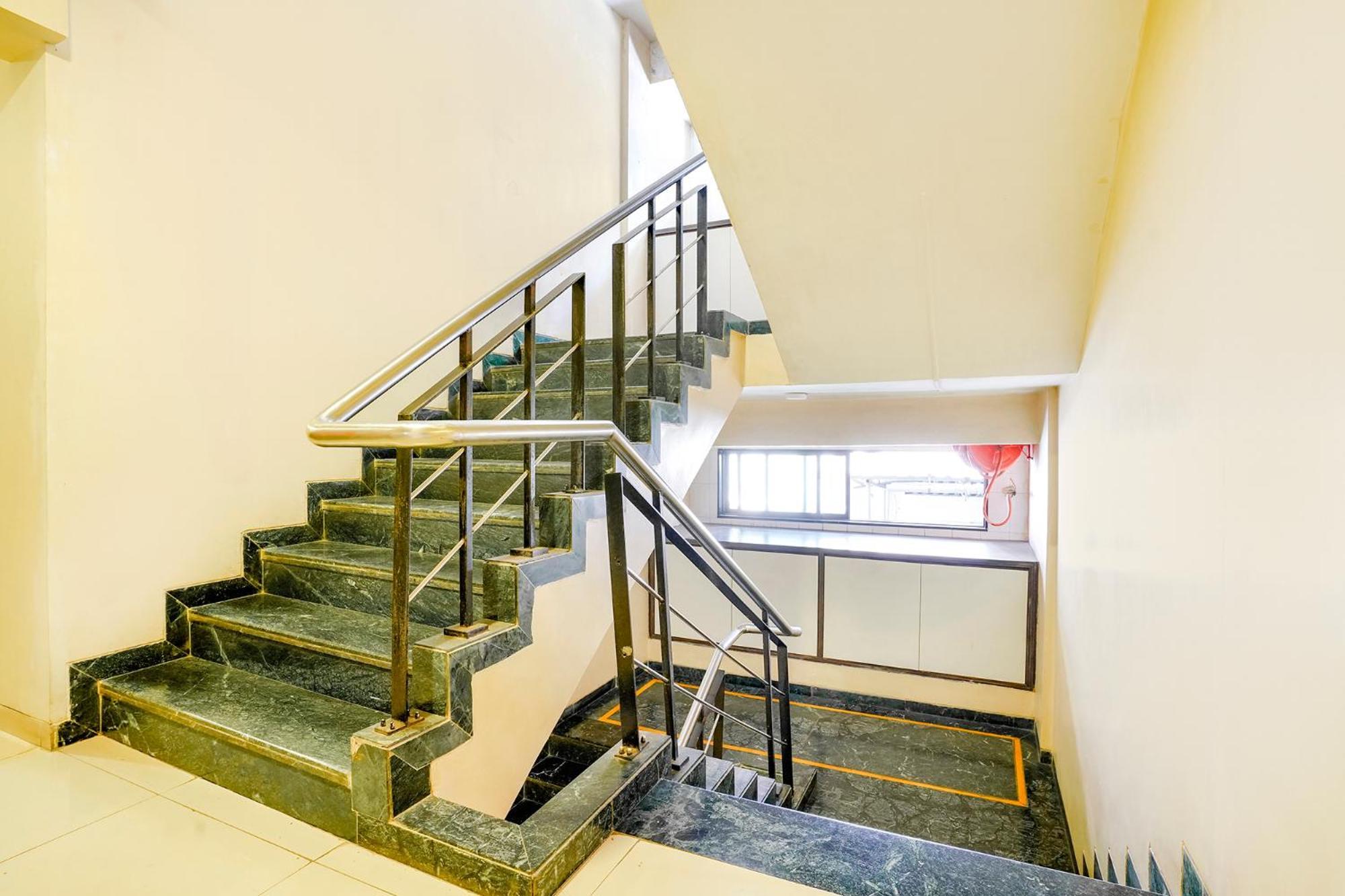 Hotel Fabexpress Kuber - Nr Apmc Vashi, Navi Mumbai Esterno foto